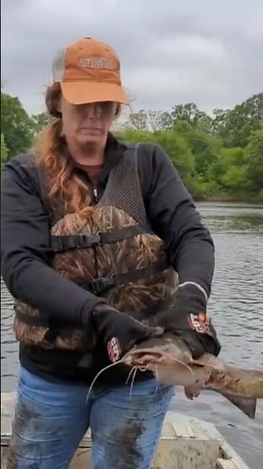 CATFISHING WITH NETS #catfishing #catfish #fish #fishing #shorts #nets