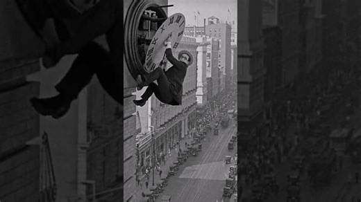 Safety Last! (1923), starring Harold Lloyd. This silent film delivers laugh-out-loud moments and heart-pounding thrills, including the iconic skyscraper clock scene. Witness the genius of early Hollywood as Lloyd's daring stunts and comedic brilliance leave you in awe. A must-watch for fans of slapstick humor and cinematic history! | La Casa Recepções