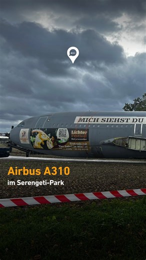 Ein echter Airbus als Restaurant? Das gibt’s bald im Serengeti-Park! ✈️ Zum Artikel 👉 https://reisereporter.t1p.de/eh5c Der ehemalige Bundeswehr-Airbus A310 „Kurt Schumacher“ bekommt ein zweites Leben – als spektakuläres Restaurant mitten im Serengeti-Park Hodenhagen. 🍽️ Der 65 Meter lange Flieger wird aktuell in mehreren Nachtfahrten vom Flughafen Hannover bis in den Park transportiert – ganz ohne Flügel und in Schrittgeschwindigkeit. 🚛 Bis Spätsommer 2026 soll daraus „Leo’s Cockpit Restaura