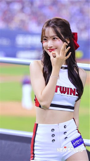 "Holy moly frontal shot~! Showing off the outsong while biting her lip tightly! " 260416 Kim Tae-...