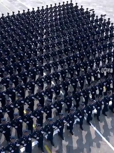 La formation de l'Armée de l'air de l'Armée populaire de libération (APL) a défilé mercredi sur la place Tian'anmen lors du défilé militaire de la Journée de la Victoire. Cette formation est composée d'une unité de l'Armée de l'air dont le prédécesseur a pris part à des batailles majeures menées par le Parti communiste chinois pendant la Guerre de résistance du peuple chinois contre l'agression japonaise. | Quotidien du Peuple