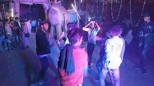 Video - कोठवा पर से लईटवा बारबो | Ashish Yadav | kothwa per se lightwa Warbo Bhuk Bhuk Re Chauda #dancevideo #vairalvideo #trendingvideo | Rupesh Razz