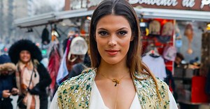Iris Mittenaere : en corset décolleté bombé et jean tendance ouvert, elle affole la toile
