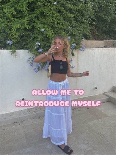 hiiii 👋 i’m darcey, though i also go by dissy, dossle, and a multitude of other nicknames ✨ here’s a little bit about me 🪩🍭🍒⭐️🫒🍿🍓🍸🌈🪻 #dopamine #coffee #aperol #earthsign #whimsy