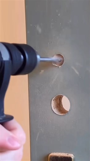 10K views · 14 reactions | Comment installer une serrure à code sur une porte ? #SécuritéMaison #SerrureCode #InstallationPorte #Bricolage #astuce #france 泌 | Blog-turquoise67 | Facebook