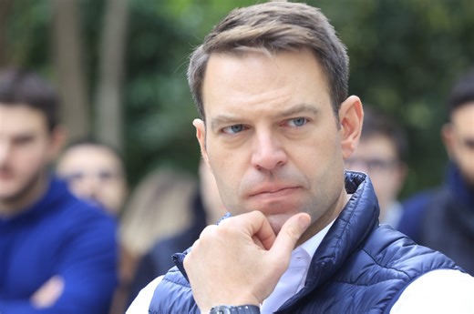 Τρείς κι ο κούκος: Εκατοντάδες αποχωρήσεις μελών με σφοδρά πυρά κατά Κασσελάκη