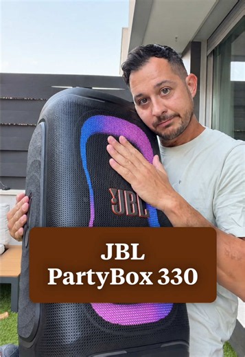 El JBL PartyBox 330 llega con 280W de potencia y lo primero que sorprende es que, sin subir ni a un cuarto de volumen, ya se entera el vecindario entero. Lo sacamos de la caja y lo ponemos a sonar en el patio, y ahí se ve que no es un altavoz para música de fondo, sino un equipo pensado para llenar un jardín con unos graves grandes y unos agudos que se mantienen limpios cuando aprieta. La batería es intercambiable y da 18 horas de música continua sin volver a enchufarlo. Se mueve con ruedas y as