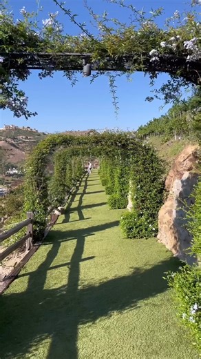 What's better than wine and these stunning views of Malibu! 😍 🍷 bit.ly/Wine-EscapeLA #losangeles #wine #datenight | Secret Los Angeles