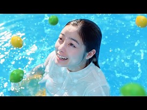 橋本環奈、着衣のままプールに飛び込み「すっきりした！」 「スプライト」新CM出演