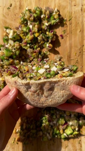 CHOPPED SALAD PITA🥙 🔗Grab the recipe from my blog itsvegansis.com - link in my bio! My take on the chopped salad sandwich trend that went super viral on TikTok! Are you tired of the same old boring salads? This Mediterranean style Chopped Salad Pita is going to become your new favorite way to eat salads! Just throw all the ingredients onto your chopping board, and start chopping. Stuff it into a pita and you’re DONE! Super easy and soooo delicious! Can’t wait for you’ll to try this!