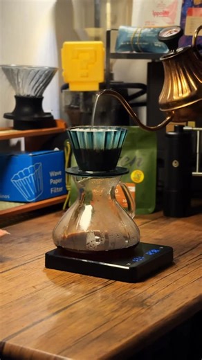 Kopimulu_ on Instagram: "Jujurrr, bulky bgt ini server🙏 Dripper: @minoslivingcoffee Kettle : Yami Royal Swan Kettle Server : Latina (?) #homebrew #pourover #ngopidirumah #manualbrew #kopimulu_"