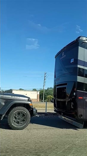 Tiffin Towing A Jeep Gladiator #haul #driving #towong