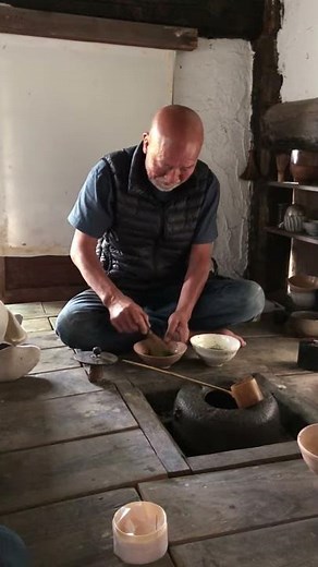 辻村史朗の茶室 辻村先生自らがお茶をたてる, Shiro Tsujimura preparing tea at his tea room