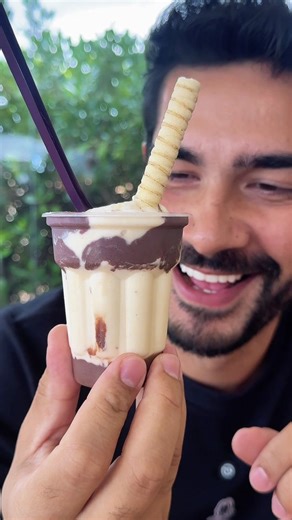 Yallah - Sanduíche & Burguer on Instagram: "Novidade DELICIOSA no Yallah! 🍦✨ Chegaram os sundaes que vão te fazer esquecer da dieta 🤭 👉 Creme com calda de morango e castanhas crocantes 👉 Creme com calda + flocos de Ovomaltine Milkshake já era bom… agora com sundae ficou absurdo de incrível! E aí, qual você vai provar primeiro? 😋 Corre pro Yallah e vem experimentar o seu! #Yallah #NovidadeYallah #Sundae #VemProYallah #SobremesaPerfeita"