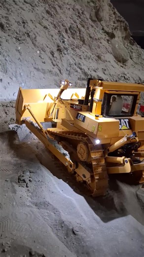 D10T RC Hydraulic Bulldozer Operating in Dubai