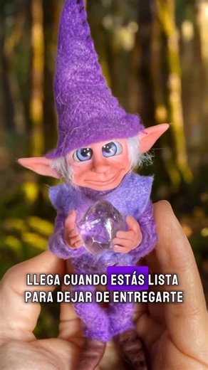 Duendes del Uruguay on Instagram: "✨ No todos los caminos empiezan igual. Pero algunos… empiezan con un duende. Lil no es cualquier ser mágico. Es un Duende Maestro que aparece cuando necesitás recordar algo simple, pero profundo: Elegí bien tus batallas. No todo merece tu energía. Muchos nos preguntan por dónde empezar. Y si sentís esa intuición, esa cosita en el pecho al ver esto… es porque Lil está resonando con vos. 💜 Nuestros duendes mini son una forma mágica, accesible y poderosa de comen