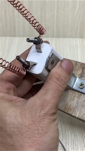 DIY TV Antenna Using Old Phone Charger – No Signal Booster