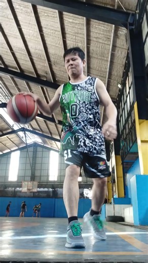 (Tutorial) Basic crossover between the legs and two steps lets go, guys #practice #sports #perfect