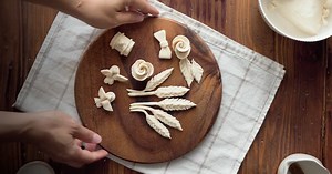 🥰 Ukrasi za slavski kolač 🥰​ Pogledajte kako da pripremite ukrase od čvrstina. ​ ​ Sastojci:​ 150 g brašna ​ 100 g C Čvrstina ​ 150 ml vode​ 2 kašičice soli​ Priprema:​ U činiji pomešati brašno, vodu, so i čvrstin. Dobro umesiti u čvrsto testo. ​ Testo rastanjiti oklagijom na pobrašnjenoj površini da bude 1 – 2 mm debljine.​ Pobrašnjiti modle i kuhinjski pribor koji se koristi za formiranje ukrasa od testa. ​ Napravljene ukrase od testa staviti da se prosuše dok spremate slavski kolač. | C Sla