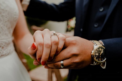 ¿En qué mano va el anillo de compromiso? ¿Y en qué mano el anillo de matrimonio?