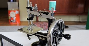 Peter speaks: The Singer Toy Sewing Machine VIDEO!