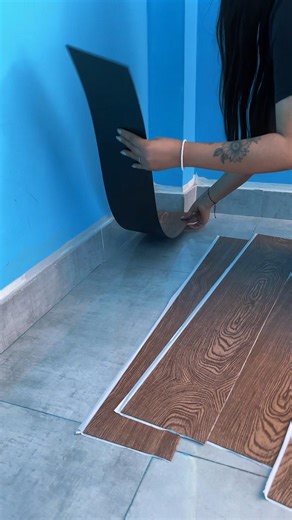 ¡Dale un nuevo look a tus espacios sin complicaciones! 😍 Nuestro piso PVC es resistente, elegante y súper fácil de instalar. ✅ Impermeable y fácil de limpiar 💧 ✅ Instalación rápida y sin obras ✅ Ideal para hogares, oficinas y comercios 🔝 ¡Transformá tus ambientes con estilo y practicidad! 📩 Escribinos por DM para conocer nuestros modelos y precios especiales 🛒 #PisoPVC #RenováTuEspacio #DecoraciónModerna #PisosDeDiseño #DIYDeco #TransformáTuHogar #InterioresConEstilo #DecoFácil | DecoKasa