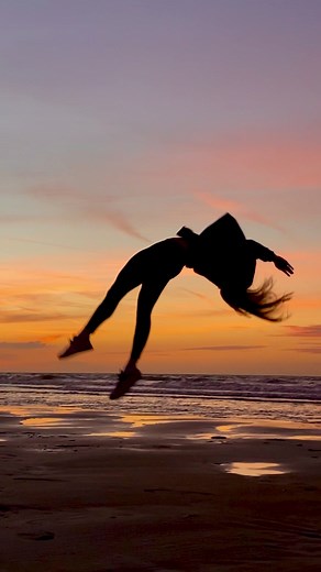 Strand oder Berge? Flexibles Turnen am Strand bei Sonnenuntergang