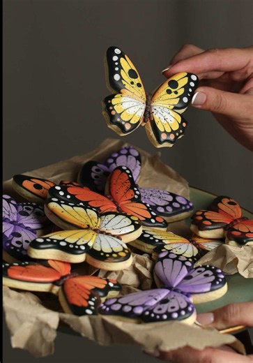 The Butterfly Royal Icing Cookies class is now inside Ekat’s Club. Learn with guest artist Mary from @knick_knack_mary as she takes you through her creamy vanilla butter cookies, royal icing consistencies, colour mixing, wet-on-wet techniques and four beautiful butterfly designs step by step. Want the full class details? Link in bio #ekatsclub #cookieclass #royalicingcookies #cookieart
