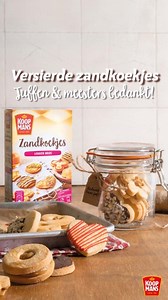 Heerlijke versierde zandkoekjes, de perfecte zelfgemaakte traktatie om je meester of juf te bedanken! 🍪❤️ Ingrediënten: 1 pak Koopmans zandkoekjes 100 g roomboter of margarine 2 eieren 50 g hazelnoten 100 g pure chocolade 1 blik gecondenseerde melk 1 doosje Dr. Oetker decoratiestiften 1. Plaats het blikje gecondenseerde melk in een grote pan en vul de pan met water tot het blikje volledig onder water staat. Breng het water aan de kook en laat het blikje 3 uur zachtjes koken, waarbij je zorgt da