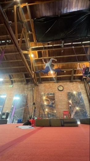 Saturday trapeze fun at my favorite place @cirqueschool • #circuslife #statictrapeze #trapeze #aerialist #veganfit | Stéphanie Gérard