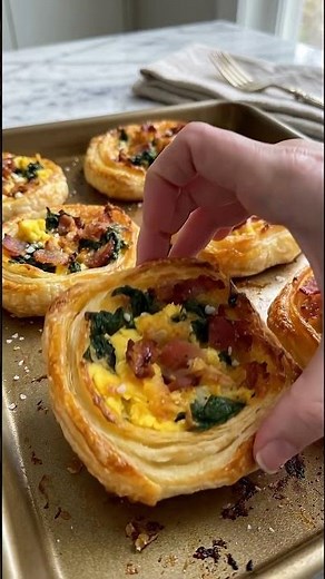 Bacon Spinach Puff Pastry Breakfast Cups | Easy Flaky Egg Breakfast Recipe