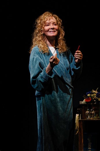 'Call Me Izzy' review: Jean Smart transcends a middling Broadway play