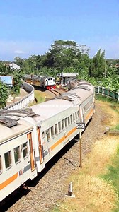 126K views · 1.7K reactions | Sangat mepet ya!! Momen Kereta Api papasan ditikungan!! #railway #railroad #train | Kereta Nusantara | Facebook