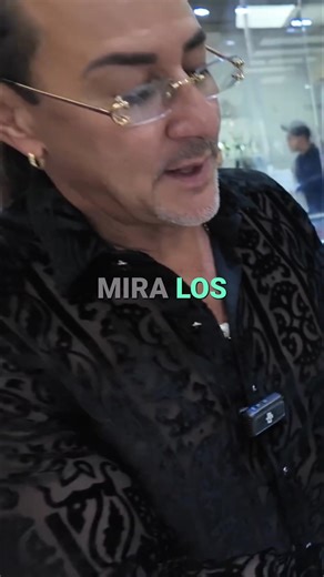 Descubre la intrincada labor artesanal necesaria para crear un reloj único. Desde los plásticos protectores intactos hasta las letras aleatorias de 2024, cada detalle cuenta una historia de dedicación y maestría. ¿Qué opinas de esta obra de arte? #relojes #artesanía #lujo #colección #2024 | Joyeria Clips