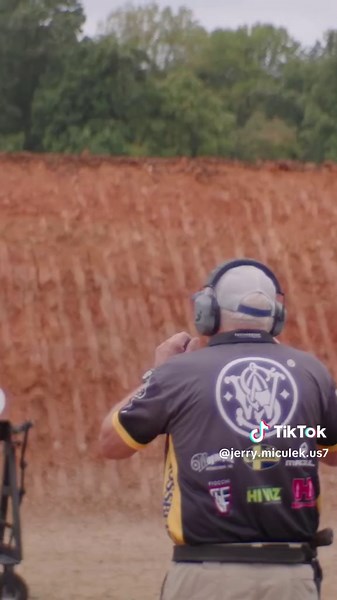 #goodolddays #throwback #revolver #showsover #shotshow #idontwannaleave #getsome #idontwannaleave #miculek #jerrymiculek #smithandwesson