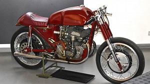 Jawa 350 2x OHC uměla vítězit v Mistrovství světa. Její nástupce pak zabíjel