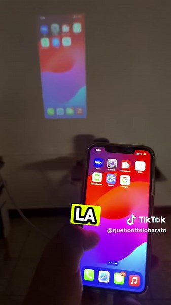 Duplica la pantalla del iPhone con mini proyector