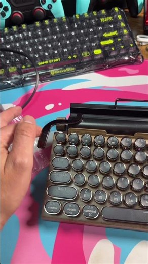 Old school keyboard that has some retro elements! Very cool! #kahlagaming