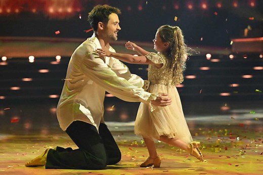 Dylan Efron pays tribute to brother Zac Efron in emotional 'DWTS' performance with their baby sister