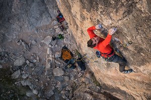 “With the help of BD and their team of top-notch engineers and designers, I now have the ultimate secret weapon for sending.” —BD Athlete Alex Honnold Sure, we’ve all been there. You’re lured in by “sending temps” then BAM! You’re hanging on the end of the rope due to a case of numb fingers. Well, at Black Diamond, we set out to once and for all crush the problem of numb fingers, and now we’re proud to introduce the Hot Forge Heated Chalk Bag. Shop now: blkd.md/2GXlPeI #liveclimbrepeat Video: Th