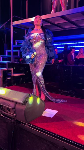 Buon sangue, non mente sono stato felicissimo ieri sera di essere presente al tuo party, nonostante Leggo molti commenti sia positivi che negativi. sei e rimarrai la numero uno ormai sei diventata la Queen di Napoli del nuovo millennio Non riesco a capire perché gente infima nutre tanti sentimenti negativi verso una persona che è nata dal niente si è creata dopo tantissime cadute, tantissime rinunce, tantissimi sacrifici è arrivata a un punto della sua vita di un grande successo ,grazie alla sua