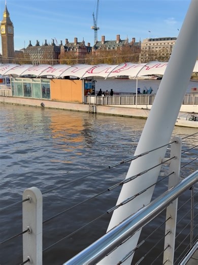 よる on Instagram: "． 【2025年12月 ロンドン】 @londoneye “London Eye River Cruise”です。 London Eyeの桟橋から出発し、テムズ川を進むクルーズです。 船上からはHouses of ParliamentやBig Ben、Tower Bridgeなど、ロンドンを代表する建築を水上から眺めることができます。 ロンドンアイとロンドンアイリバークルーズはどちらもロンドンアイ公式サイトで購入できます。 ロンドンアイは1人£24.17（約5,100円）、ロンドンアイリバークルーズは1人£15（約3,160円）です。 ロンドンアイリバークルーズは、約45分でほぼ時間通り開始して終了しますが、ロンドンアイは混雑具合で時間が読めませんので、先にクルーズしてからロンドンアイに乗る流れがオススメです。 私たちはリバークルーズの最初の乗船時刻10:45に予約、ロンドンアイは12:00予約でチケットをとりました。 風が冷たくてとても寒かったので、途中で私たちは1階の船内に降りました😅 1階では飲食物の販売もありますし、船内にトイ