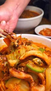 In the mood for a warm, hearty, spicy noodle soup? If you’ve never tried the Chinese-Korean noodle dish jjampong, you’re missing out! A true hybrid of Chinese and Korean cultures, jjampong traces its origins to the early 1900s, when Chinese immigrants from Shandong Province settled in Korea’s port cities. Originally a hearty Chinese pork- or seafood-based noodle soup, Koreans adapted it in cities like Incheon and Busan by adding gochugaru (red chili flakes), garlic, and locally sourced seafood -