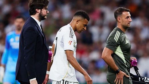 Mbappé sprains ankle after extending goal streak