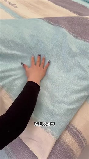 What can keep you warm in the cold winter? A thick, brushed fleece four-piece bedding set, of course