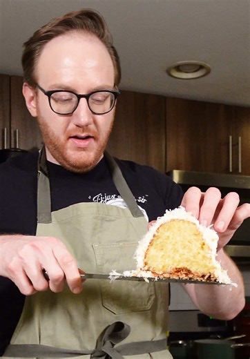 👨🏻‍🍳💨 the first BAKED BAKING of 2026: the famous Tom Cruise White Chocolate Coconut Cake (copycat recipe by @Courtney) #funny #comedy #baking #baked #cake