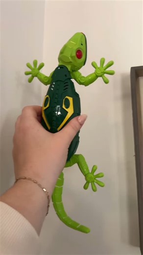 Best Buys • Shopping Hacks • Gem products on Instagram: "'By 2025 we'll have flying cars' 2025: I'm amazed by this little toy 年藍 #toys #lizard"
