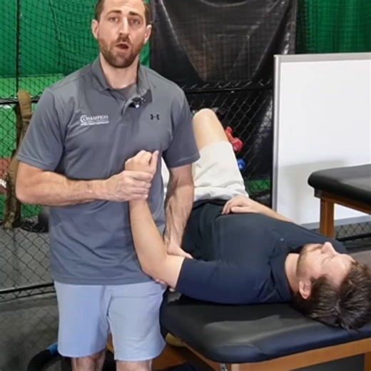 씨알에이 리햅랩(CRA RehabLab) #도수치료#평가#재활운동 on Instagram: "📌 Shoulder Capsular pattern 검사방법입니다. 📌 Shoulder Capsular pattern 검사는 오십견(Frozen shoulder)가 있는지 확인하기 위해 검사하는 방법 중 하나입니다. 📌 어깨는 단순한 ball & socket 관절이 아니라 관절낭(capsule)의 긴장도와 탄성에 크게 의존하는 관절입니다. 📌 Frozen shoulder(유착성 관절낭염)에서는 관절낭 전반의 섬유화와 수축이 발생하며, 이로 인해 특정한 capsular pattern이 나타납니다. 📌 그 결과 나타나는 전형적인 패턴이 바로 External rotation ↓↓↓ > Abduction ↓↓ > Internal rotation ↓ → 이 ‘제한 비율’ 자체가 관절낭 병변의 시그니처입니다. 📖 검사 