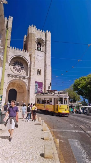 4 activités incontournables à Lisbonne 🇵🇹 ✅ Envoie cette publication à une personne qui adore voyager ! Vous cherchez les incontournables à faire absolument à Lisbonne ? Dans cet article, je vous donne mon TOP 10 des immanquables (après avoir vécu plus de 10 ans à Lisbonne). Suivez le guide ! Plus d’informations ici: https://bonjourlisbonne.fr/incontournable-lisbonne/ Abonne-toi à @bonjourevasion pour avoir plus de contenu voyage ! #lisbonne #portugal #fyp #foryoupeople #vacances #voyage #voya
