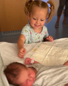 Little girl meets her baby sister for the first time! | MetDaan